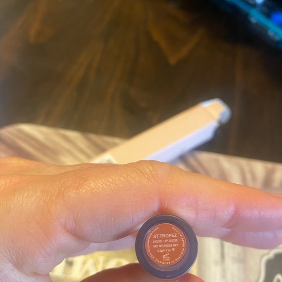 🚨 🥷♥️Bundle me Mellow liquid lip gloss. Nice caramel color . - Picture 6 of 6